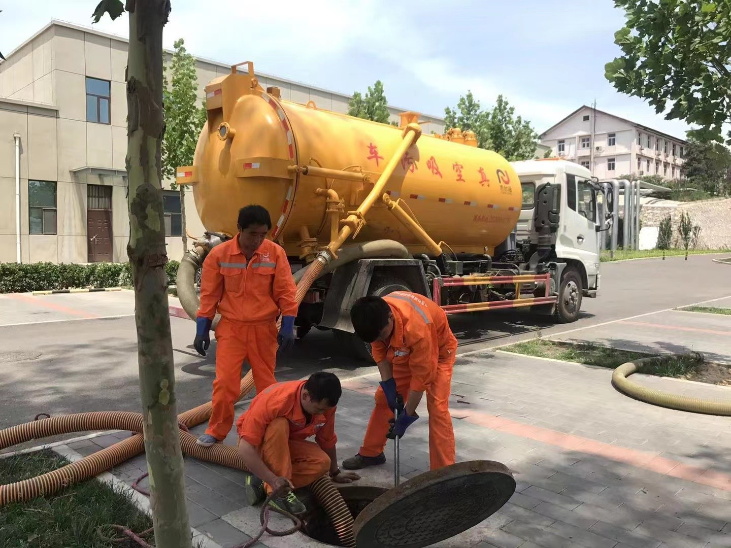 汝南管道疏通车停在窨井附近