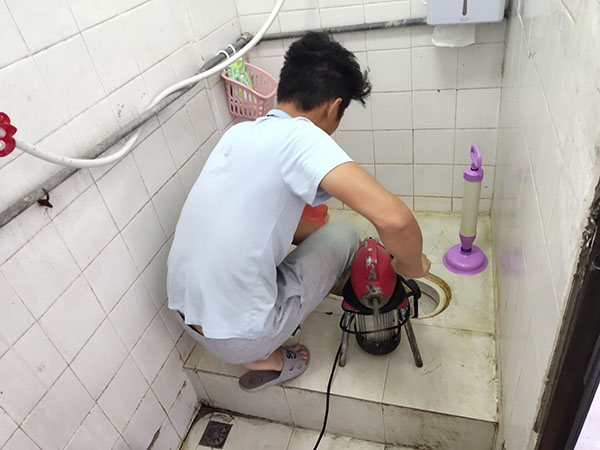 汝南管道堵塞冒臭气 专业师傅现场解决问题