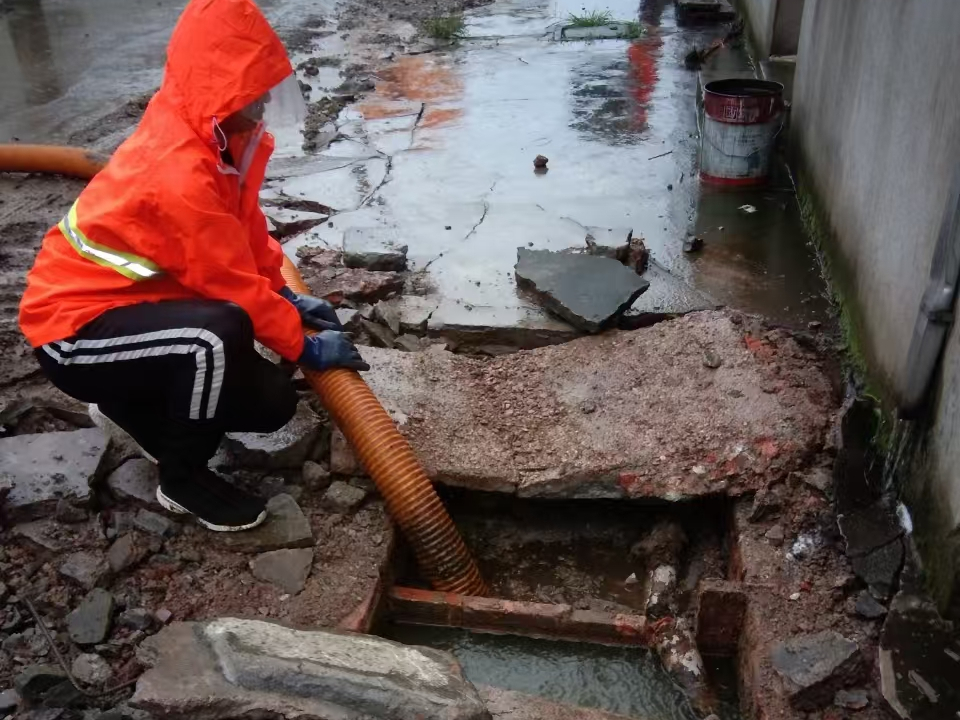 汝南专业清理污水池 炜誉市政以规范流程守护城市 “肠道”